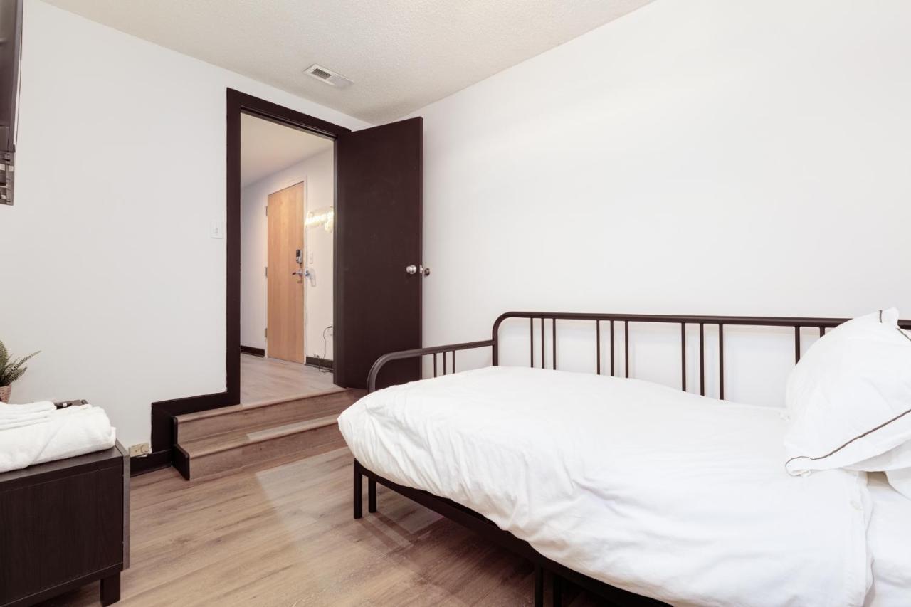 Entire Condo In Downtown Winston エクステリア 写真
