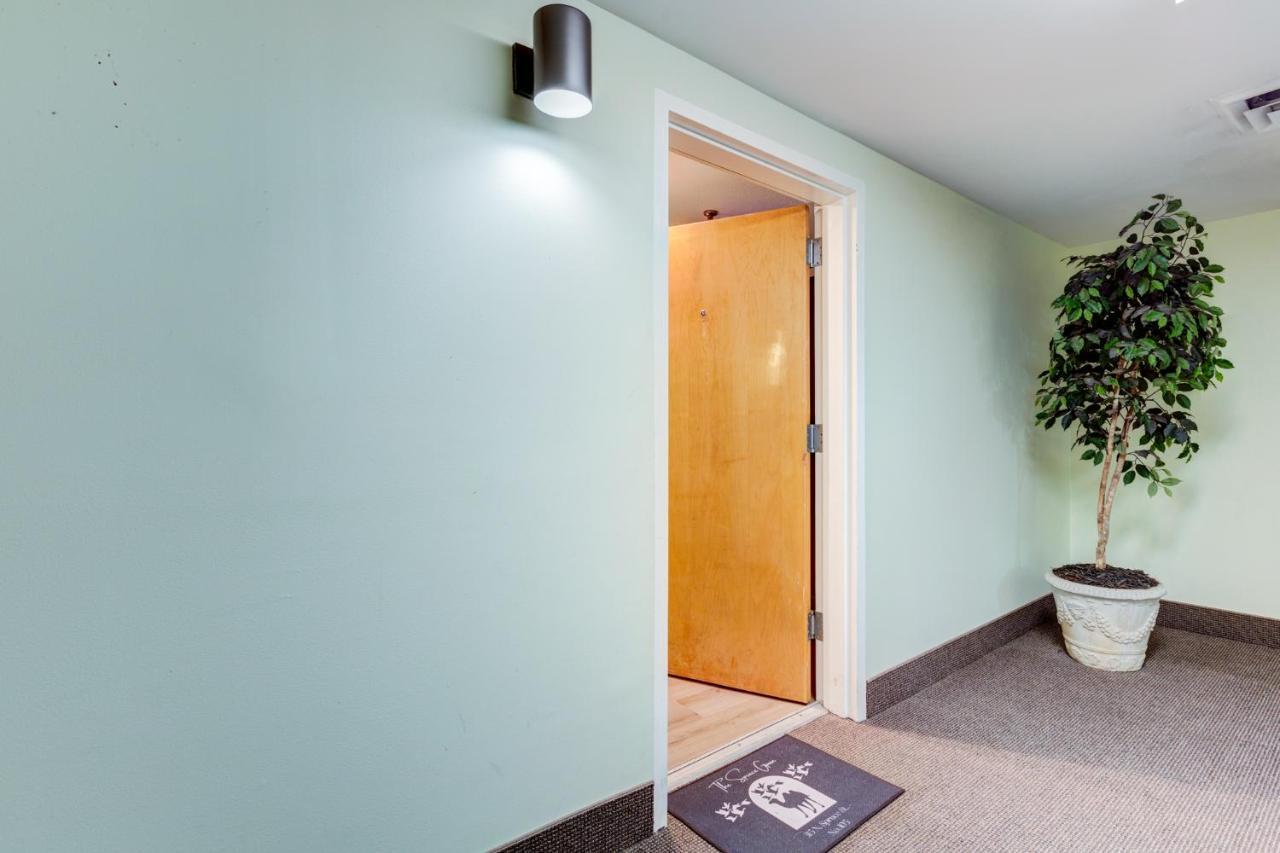 Entire Condo In Downtown Winston エクステリア 写真